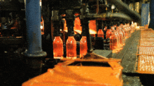Production de bouteille en verre par une machine IS